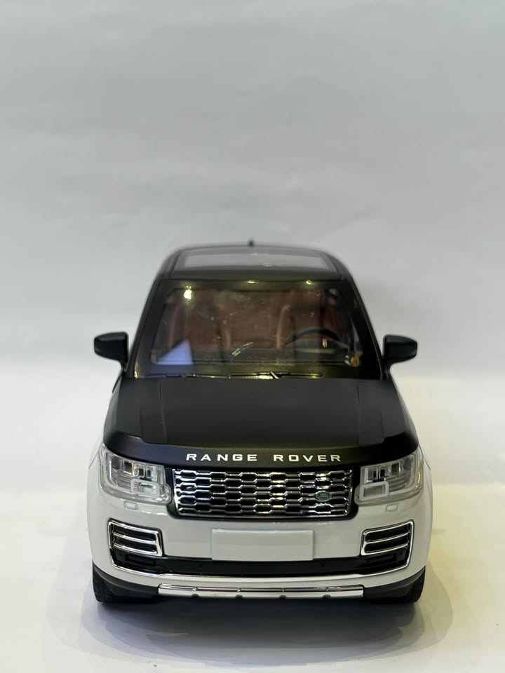Range Rover 1:24 Scale - White/Black
