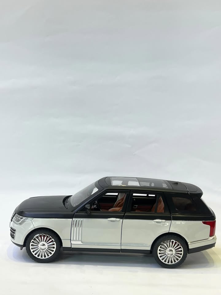 Range Rover 1:24 Scale - White/Black